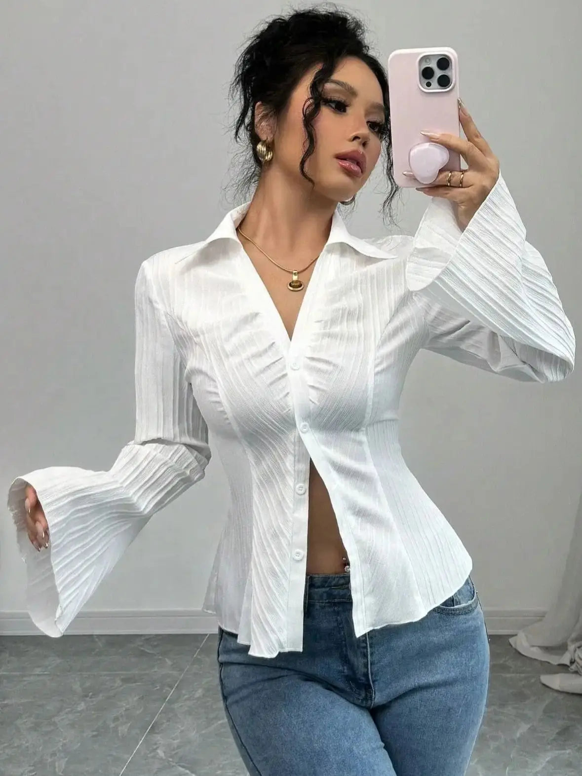 Women's slim-fit V-neck bell-sleeve shirt, suitable for wearing on formal occasions.Fashionable and versatile style