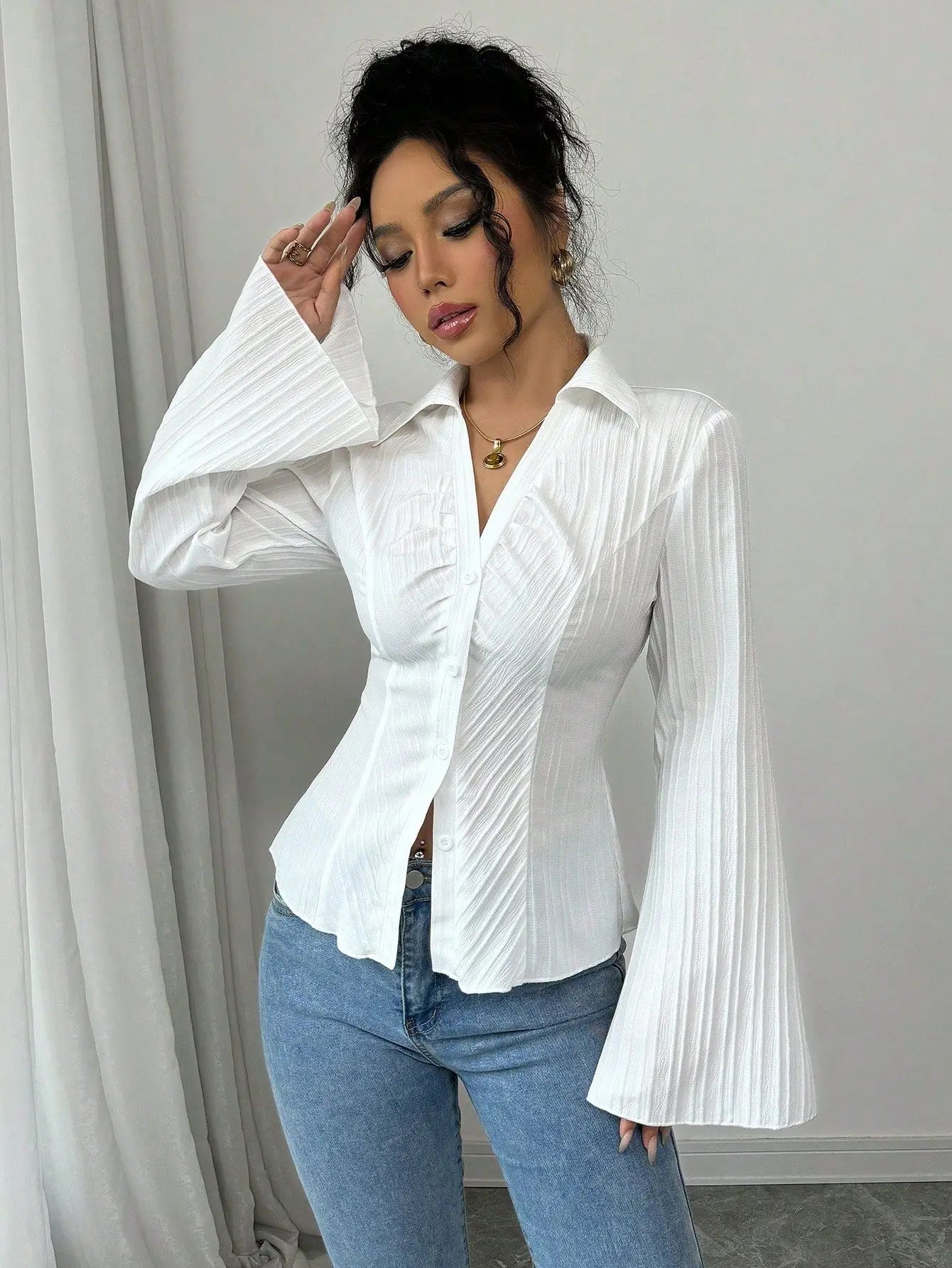 Women's slim-fit V-neck bell-sleeve shirt, suitable for wearing on formal occasions.Fashionable and versatile style
